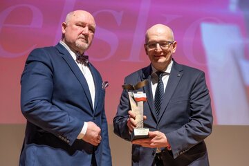 Łukasz Zimnoch (z lewej) i&nbsp;wręczający nagrodę Jan Chrząszcz, wicewojewoda śląski