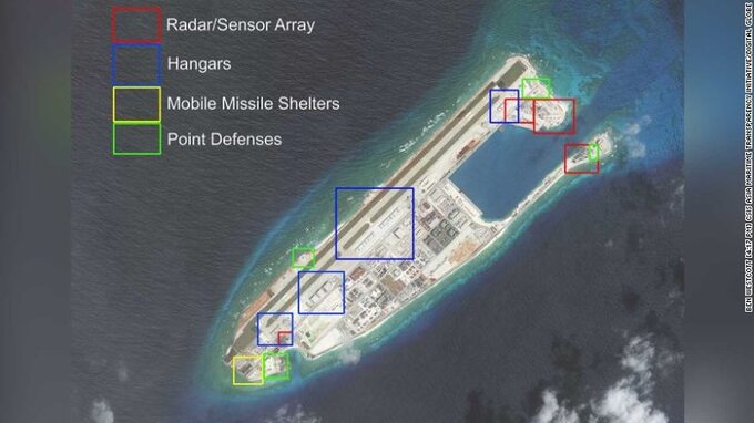 Zdjęcie satelitarne sztucznej wyspy z zaznaczonymi obszarami wojskowymi