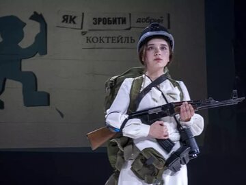 Aktorka spektaklu „Życie podczas wojny"