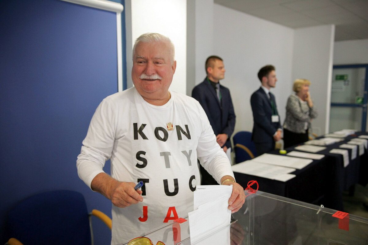 Lech Wałęsa głosował w koszulce z napisem „Konstytucja” Przed wyborami szef PKW Wojciech Hermeliński zapowiadał, że nie będzie to traktowane jako naruszenie ciszy wyborczej.