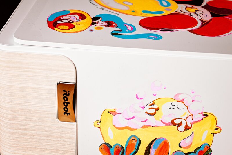 Unikatowy robot Roomba Max 705 Combo ręcznie ozdobiony przez Karola Banacha oraz&nbsp;autorski plakat &ndash; wyjątkowy zestaw przygotowany przez iRobot i&nbsp;DLF na&nbsp;aukcję Wielka Orkiestra Świątecznej Pomocy, z&nbsp;kt&oacute;rej doch&oacute;d wesprze cel 33. Finału WOŚP