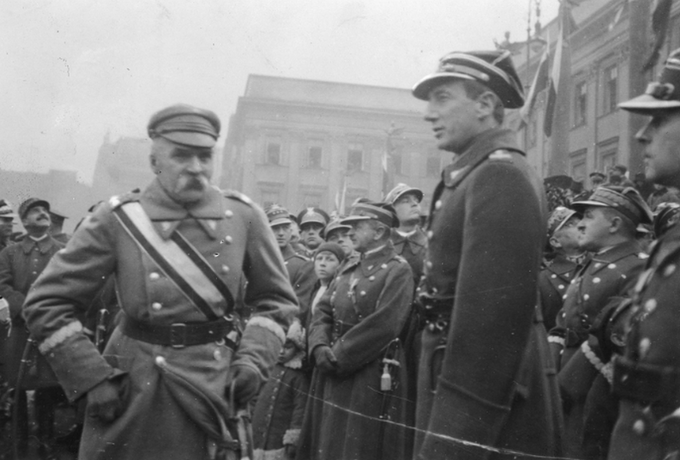 Obchody 11 listopada 1929 r. Marszałek Józef Piłsudski na placu Saskim w otoczeniu wojskowych.