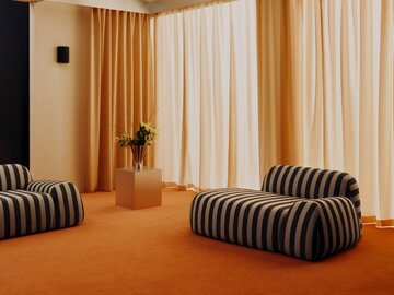 Sofa WOLKE z kolekcji Westwing Collection – rzeźbiarska forma inspirowana kształtem chmury, która definiuje przestrzeń nowoczesnego salonu 