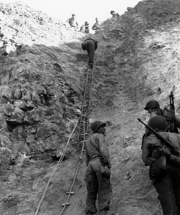 Amerykańscy Rangersi z mozołem wspinają się na Pointe du Hoc. Przyczółek udało się ostatecznie zdobyć (6 czerwca 1944). 