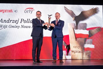 Andrzej Pollak (z prawej) oraz&nbsp;wręczający nagrodę Marcin Horała