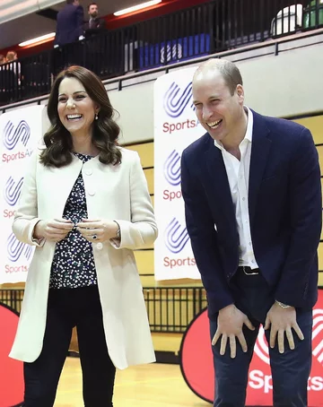 Kate i William na parkiecie boiska koszykarskiego 