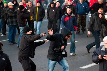 Gorąco było od samego początku - agresję uczestników wywoływali m.in. fotoreporterzy (fot. Jakub Czermiński)