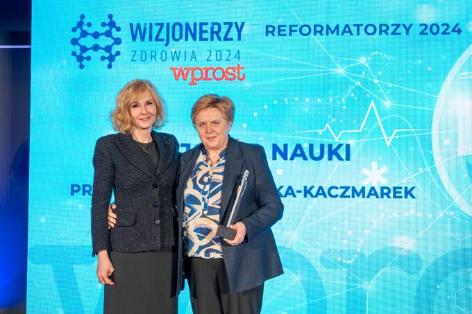 Nagrodę Wizjoner Nauki prof. Bożenie Kamińskiej-Kaczmarek wręczyła wiceminister prof. Urszula Demkow