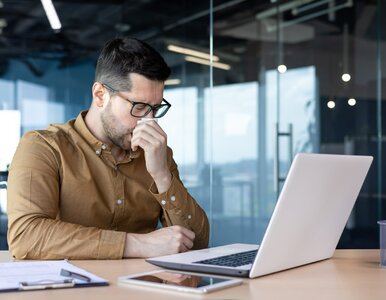 Miniatura: Polacy pracują mimo choroby. Najczęściej...