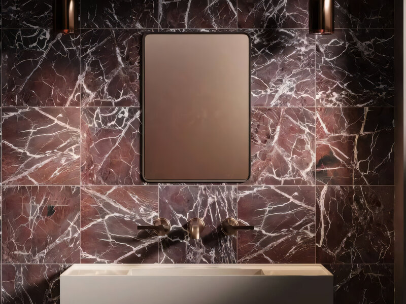 Rosso Levanto: marmur, kt&oacute;ry prowadzi narrację