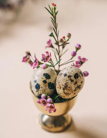 To mój faworyt, wykorzystam ten pomysł podczas tegorocznych świąt! Przepiórcze jaja, różowe kwiatki i srebrna podstawka wyglądają delikatnie i romantycznie 