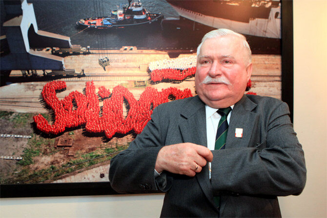 Lech Wałęsa w trakcie przyjęcia urodzinowego (fot. PAP/Piotr Wittman)