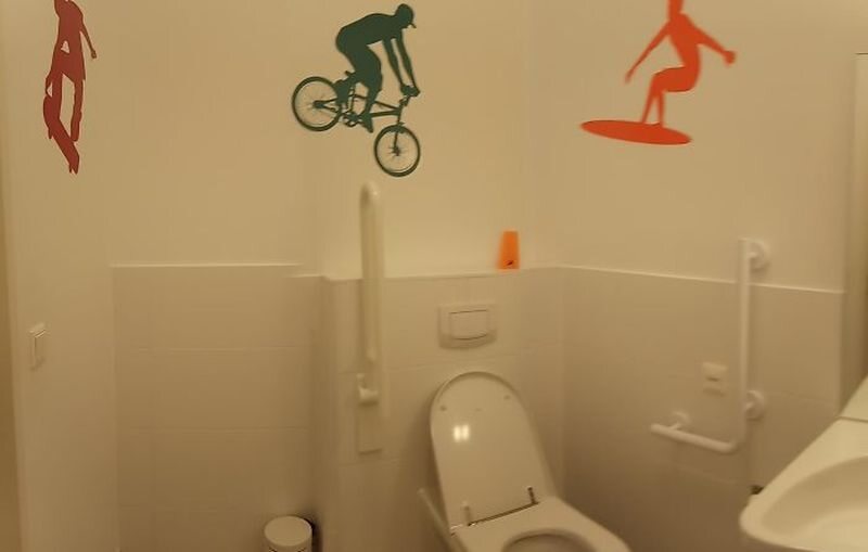 Dekoracje w toalecie dla niepełnosprawnych... 