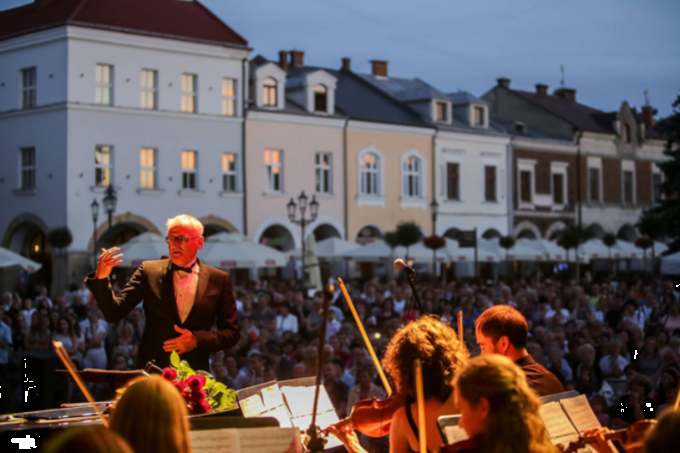 Krzesimir Dębski z orkiestrą na krośnieńskim rynku, YAF 2016