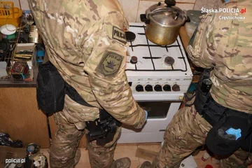 Policja zatrzymała 67-latka i przeszukała jego mieszkanie 