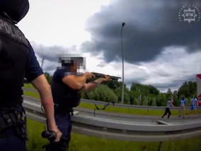 Miniatura: Policjanci stanęli na drodze grupie...