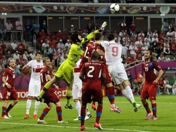 Petr Cech tym razem nie musiał wyjmować piłki z siatki (fot. EPA/GERRY PENNY/PAP)