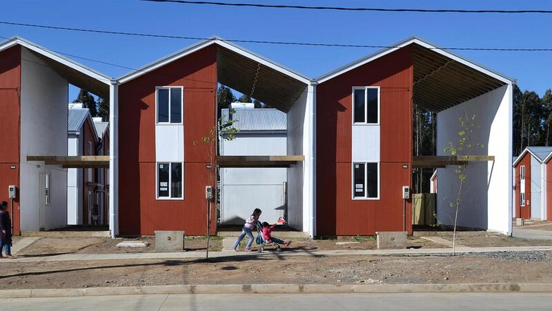 Villa Verde to osiedle domów w dotkniętym trzęsieniem ziemi mieście Constitución. Niedrogie mieszkania lokatorzy mogą rozbudowywać we własnym zakresie, wypełniając zadaszone puste przestrzenie