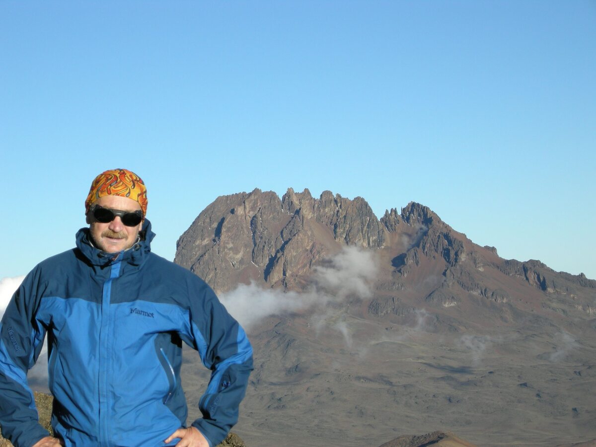 Na tle szczytu Kilimandżaro (fot.Z.Berdychowski)