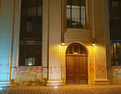 Miniatura: Wandale zniszczyli fasadę synagogi we...