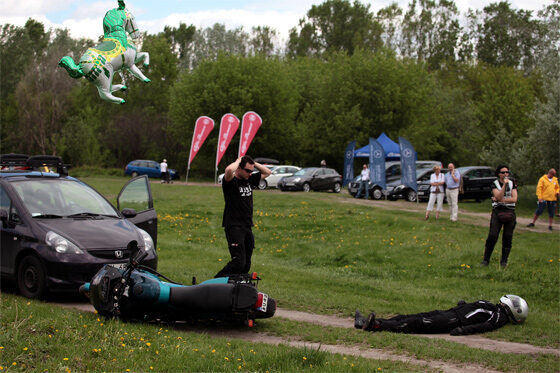 Gdy zderza się motocykl z samochodem... (fot. PAP/Tomasz Gzell)