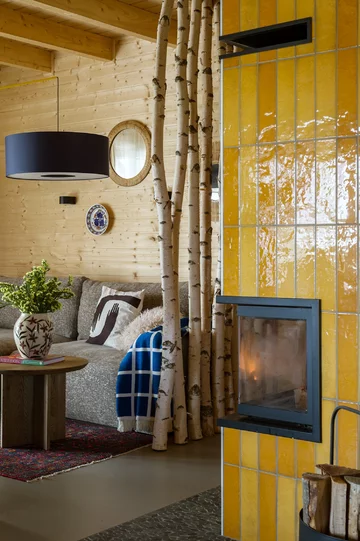 Współczesny dom na Kaszubach zaprojektowany przez Patrycję Majewicz – naturalne materiały, drewno i lokalne inspiracje tworzą spokojne, funkcjonalne wnętrze zakorzenione w krajobrazie 