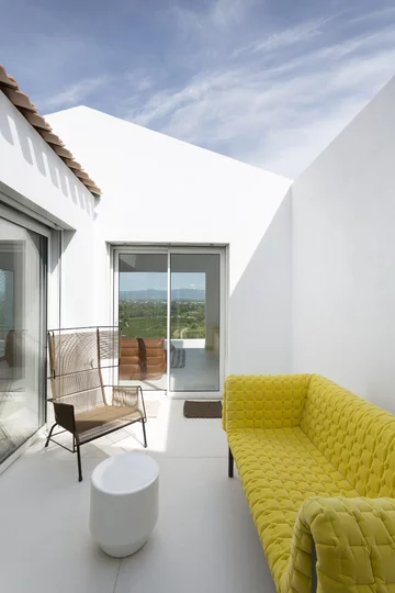 Jak się ukryć przed spojrzeniami sąsiadów? Dom na małą działkę projektu Artelabo V2com, 2524-01, mały domek, bez okien