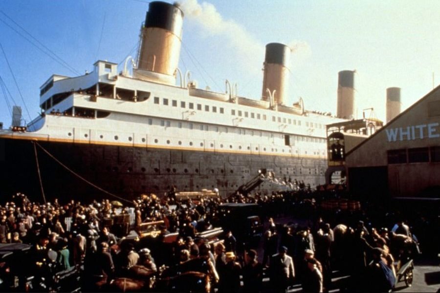 Titanic rusza w swój pierwszy i ostatni rejs (kadr z filmu) 