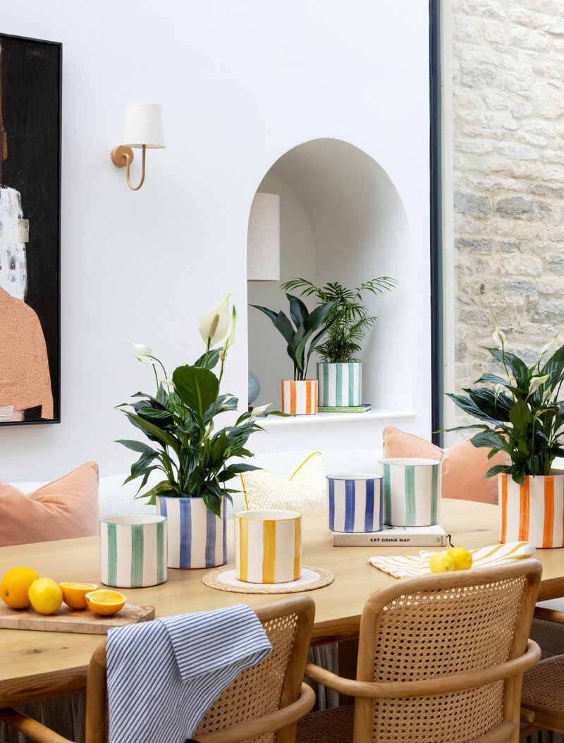 Elegancja z&nbsp;dystansem. Akademickie paski podbijają nowoczesne mieszkania