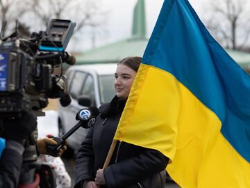 Kobieta trzyma flagę Ukrainy