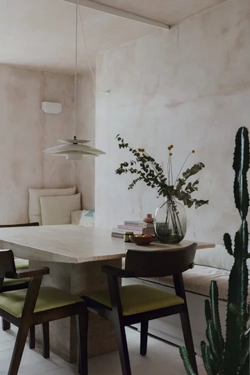 Śródziemnomorski klimat w pochmurnym Londynie, projekt Red Deer downloadfor.press, red deer