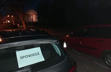 Ksiądz Adam Pawłowski spowiada z&nbsp;samochodu