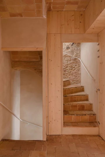 Rewitalizacja dawnej stolarni – projekt Clara Crous Arquitectura przywraca znaczenie materiałowi, światłu i oryginalnej strukturze budynku 