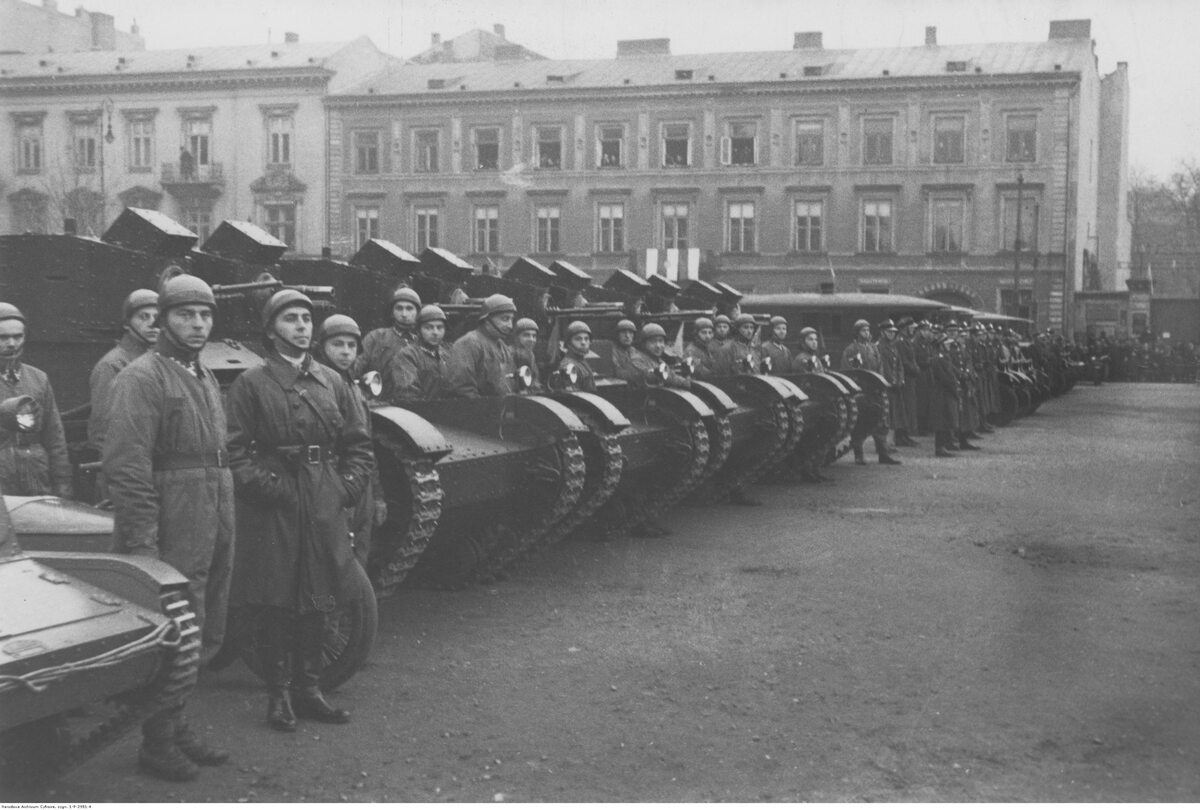Oddział dwuwieżowych czołgów Vickers Mark E Typ A w czasie obchodów Święta Niepodległości w Warszawie Obchody Święta Niepodległości w 1932 roku