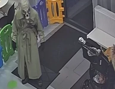 Miniatura: Mężczyzna w masce wtargnął do sali zabaw i...