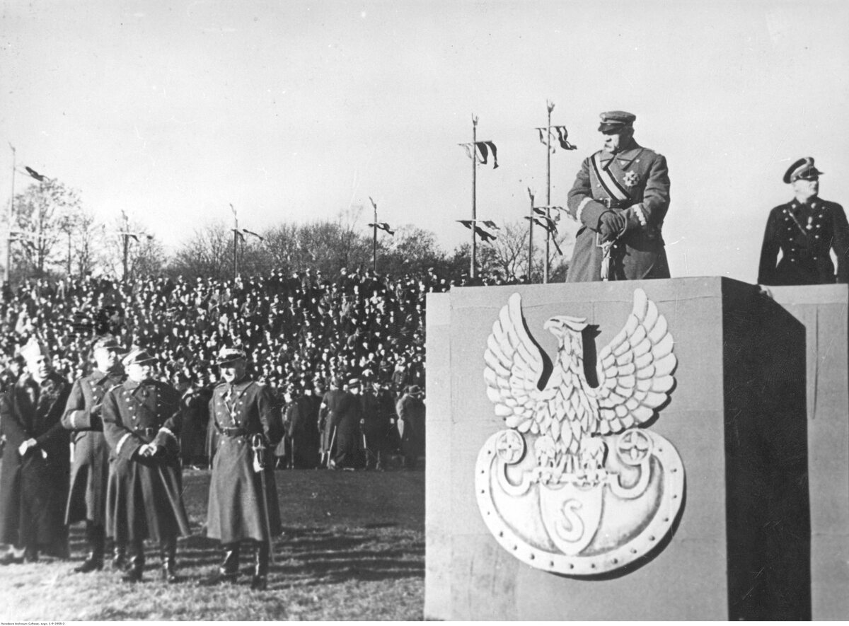 Józef Piłsudski na trybunie honorowej na Polu Mokotowskim w Warszawie Obchody Święta Niepodległości w 1934 roku