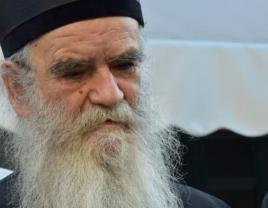 Miniatura: Całowali zmarłych na COVID-19 biskupów....