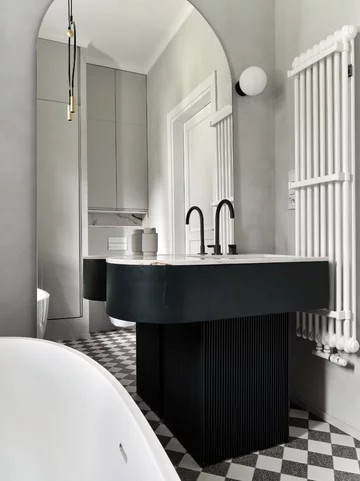 Apartament na Mokotowie zaprojektowany przez Agatę Kasprzyk-Olszewską z Loft Factory łączy codzienną funkcjonalność z francuską elegancją 