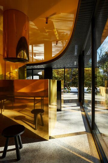 Leśny azyl miłośnik&oacute;w sztuki, projekt Studio Jean Verville architectes