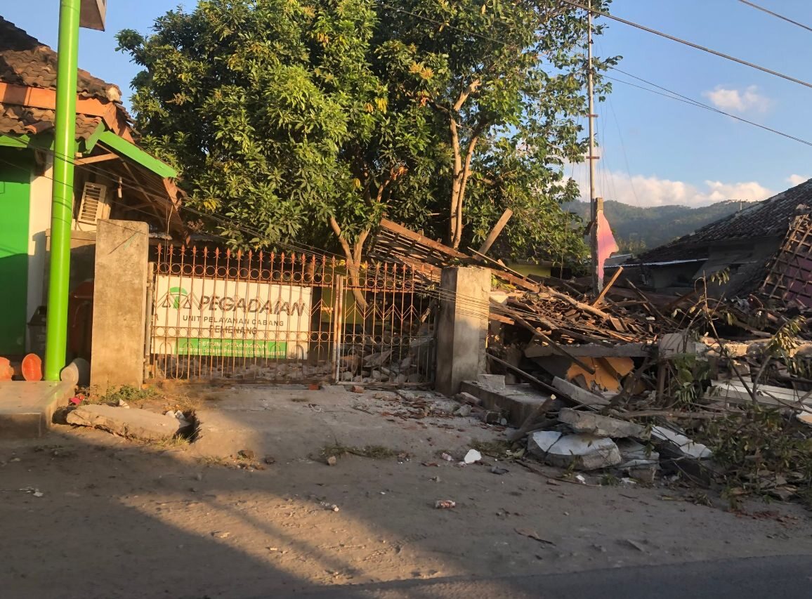 Zniszczenia po trzęsieniu ziemi na wyspie Lombok 