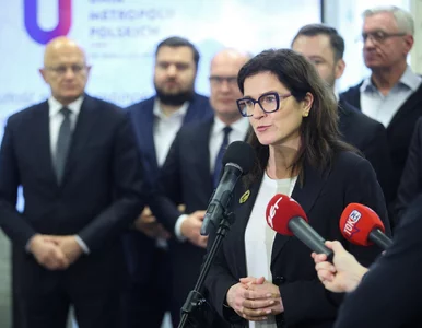 Miniatura: Urzędnicy z dyplomami Collegium Humanum...