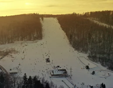 Miniatura: Zimowa kraina blisko stoków narciarskich....