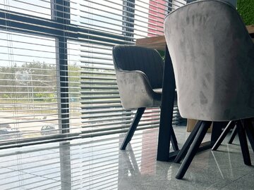 Granitowe płytki polerowane w&nbsp;pomieszczeniu biurowym