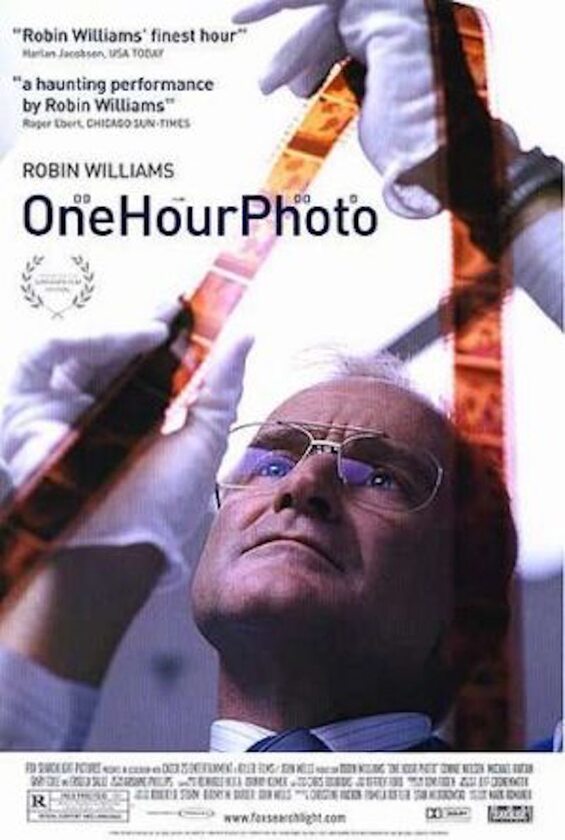 „Zdjęcie w godzinę” „Zdjęcie w godzinę” to amerykański thriller psychologiczny z 2002 roku w reżyserii Marka Romanka, w którym główną rolę nieśmiałego samotnika gra Robin Williams.