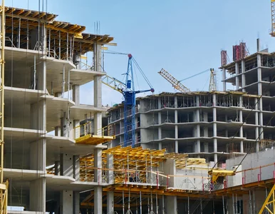 Miniatura: Porównano obecne ceny mieszkań do tych...