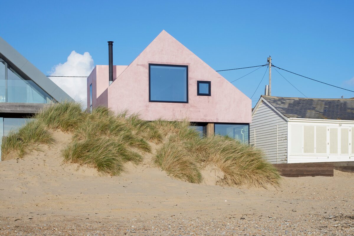 Różowy domek na plaży, projekt RX Architects RIBA, różowy domek na plaży