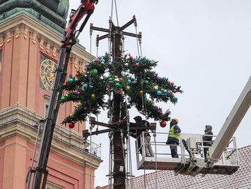 Zdjęcie montażu świątecznej choinki w Warszawie