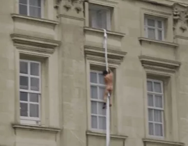 Miniatura: Nagi mężczyzna ucieka przez okno z Pałacu...