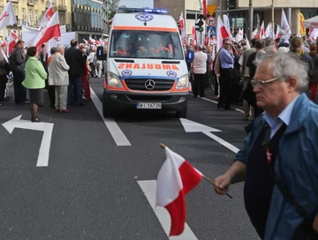 Uczestnicy marszu protestacyjnego "Obudź się Polsko" zgromadzeni na placu Trzech Krzyży (fot. PAP/Rafał Guz)