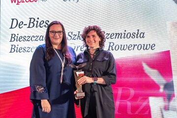 Magdalena Demkowicz (z prawej) oraz&nbsp;wręczająca nagrodę Małgorzata Jarosińska Jedynak